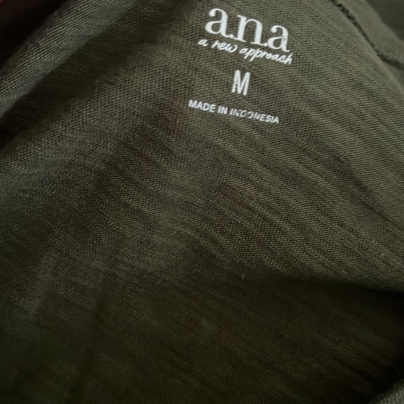 Women’s Tee Size M NWT - Picture 4 of 6